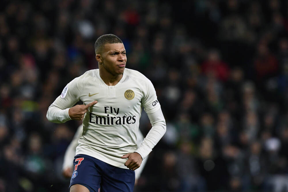 村超跨年燃情开踢 总台文创联名“新春贵礼”亮相赛场